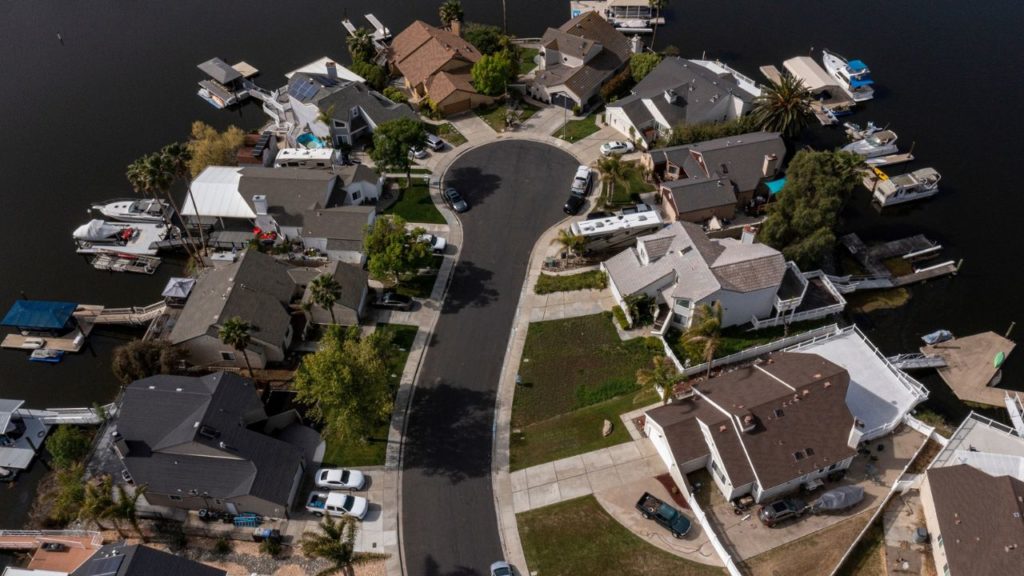 Mortgage Rates Hover High, Reaching 7.17%