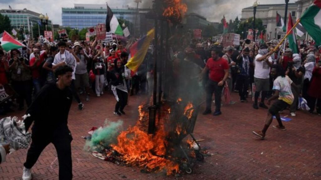 Pro-Palestine Protester Burned Down US Flags